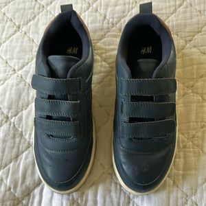 H&M boys sneakers size 2.5 - navy with white soles